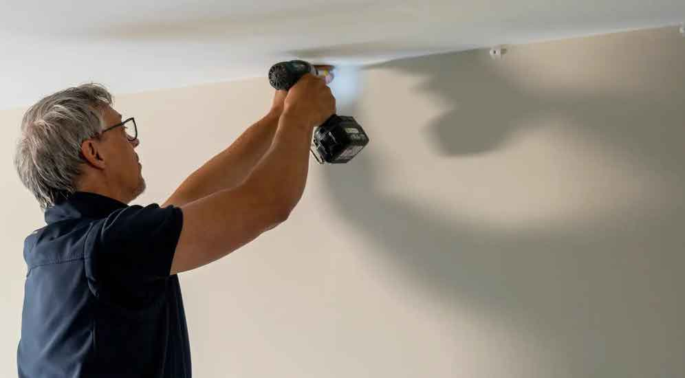 Hoe monteer ik een schilderij ophangsysteem?